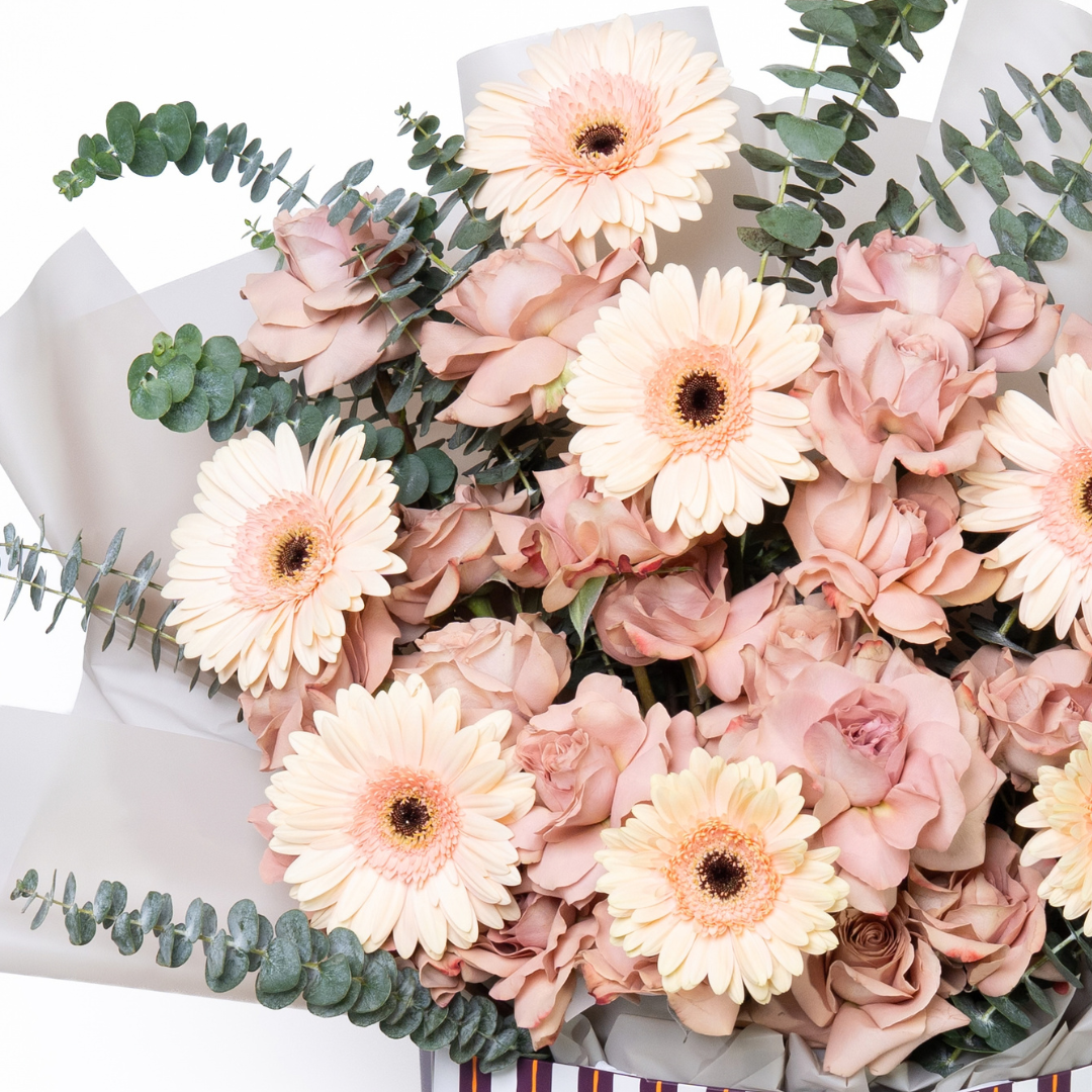 Cafe Del Mar | Cream Roses & Gerbera Bouquet
