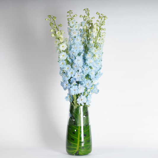 blue flower arrangement 